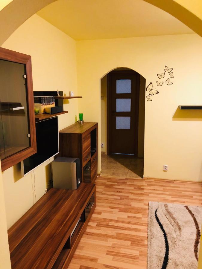 Cozy And Clean Apartment, Near National Arena Bukares Bagian luar foto
